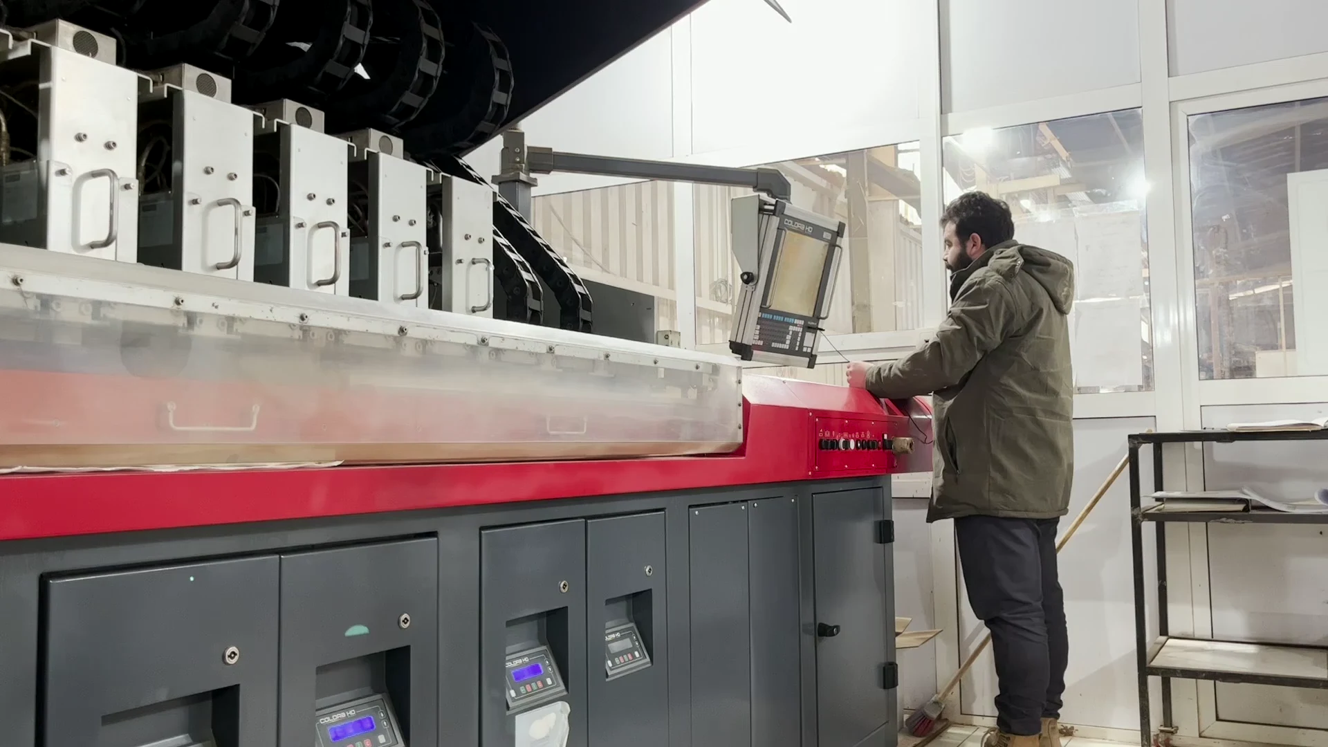 Opérateur devant un équipement de production SAR Céramiques